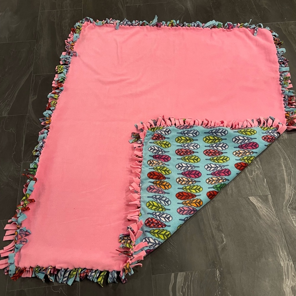 BLANKET Fleece Feather Design Size 52” x 62” Handmade Excellent Condition - Picture 2 of 7